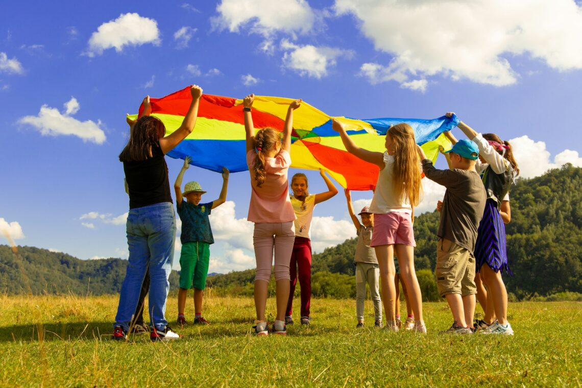 buiten spelen met jonge kinderen